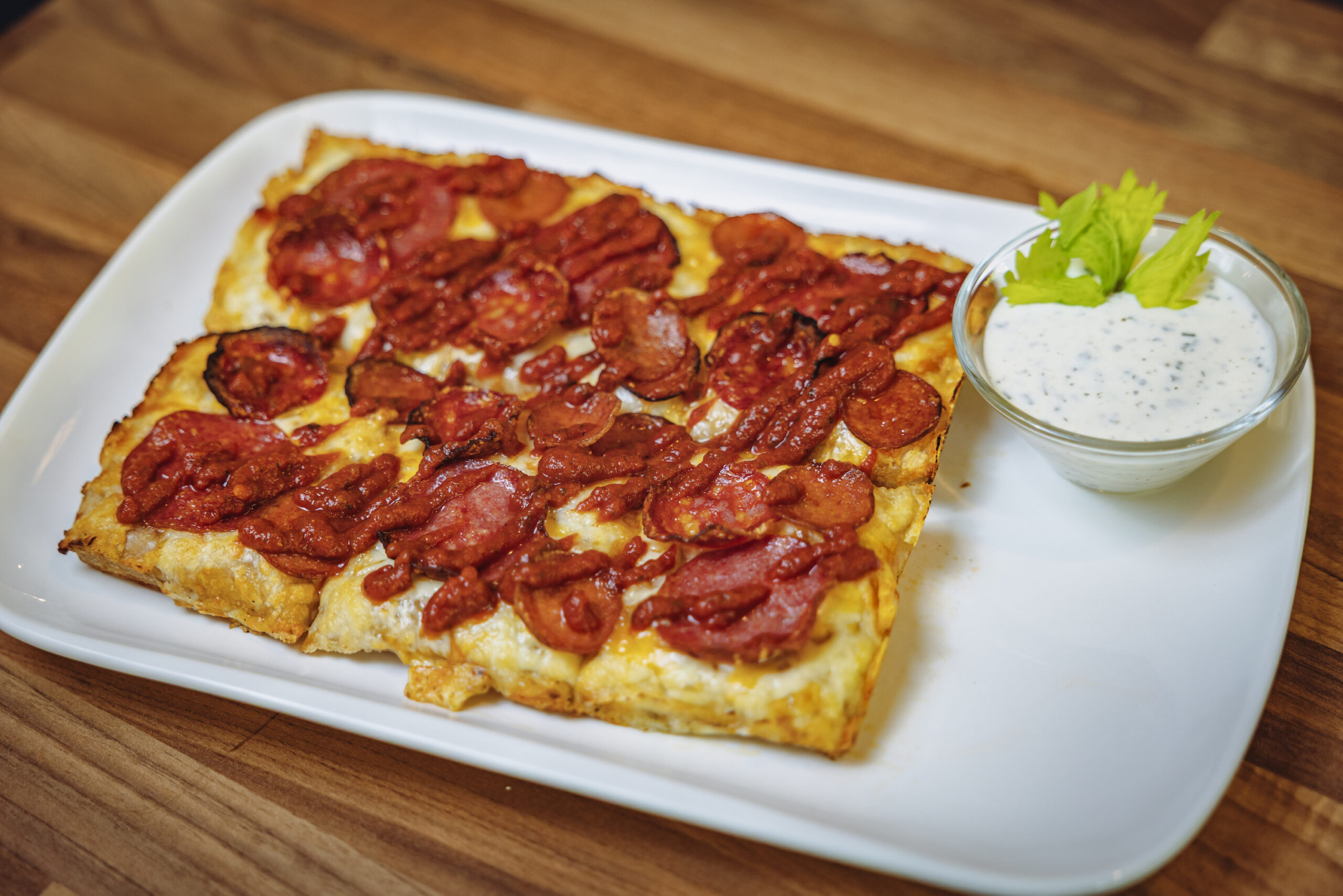 Im Bisto „Crockpot's“ gibt es Pizza im „Detroit“-Style – hier die „Tripleroni“ mit dreierlei Salami und Ranch-Dressing.