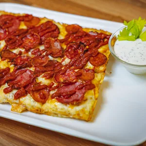 Im Bisto „Crockpot's“ gibt es Pizza im „Detroit“-Style – hier die „Tripleroni“ mit dreierlei Salami und Ranch-Dressing.