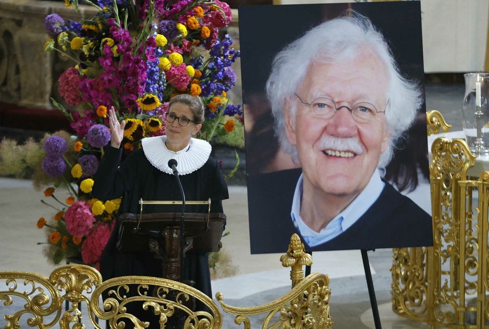 Pastorin Julia Atze spricht die Begrüßung und das Psalmgebet.