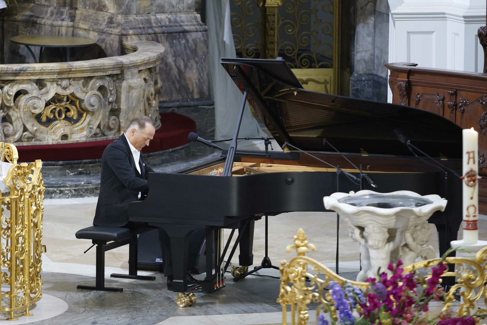 Pianist Joja Wendt leitet die Feierlichkeiten mit einem Stück auf dem Flügel ein.