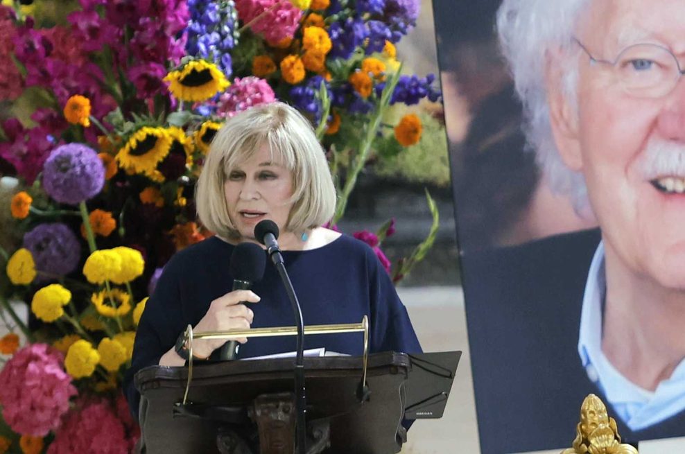 Mary Roos spricht Erinnerungsworte an Carlo von Tiedemann.