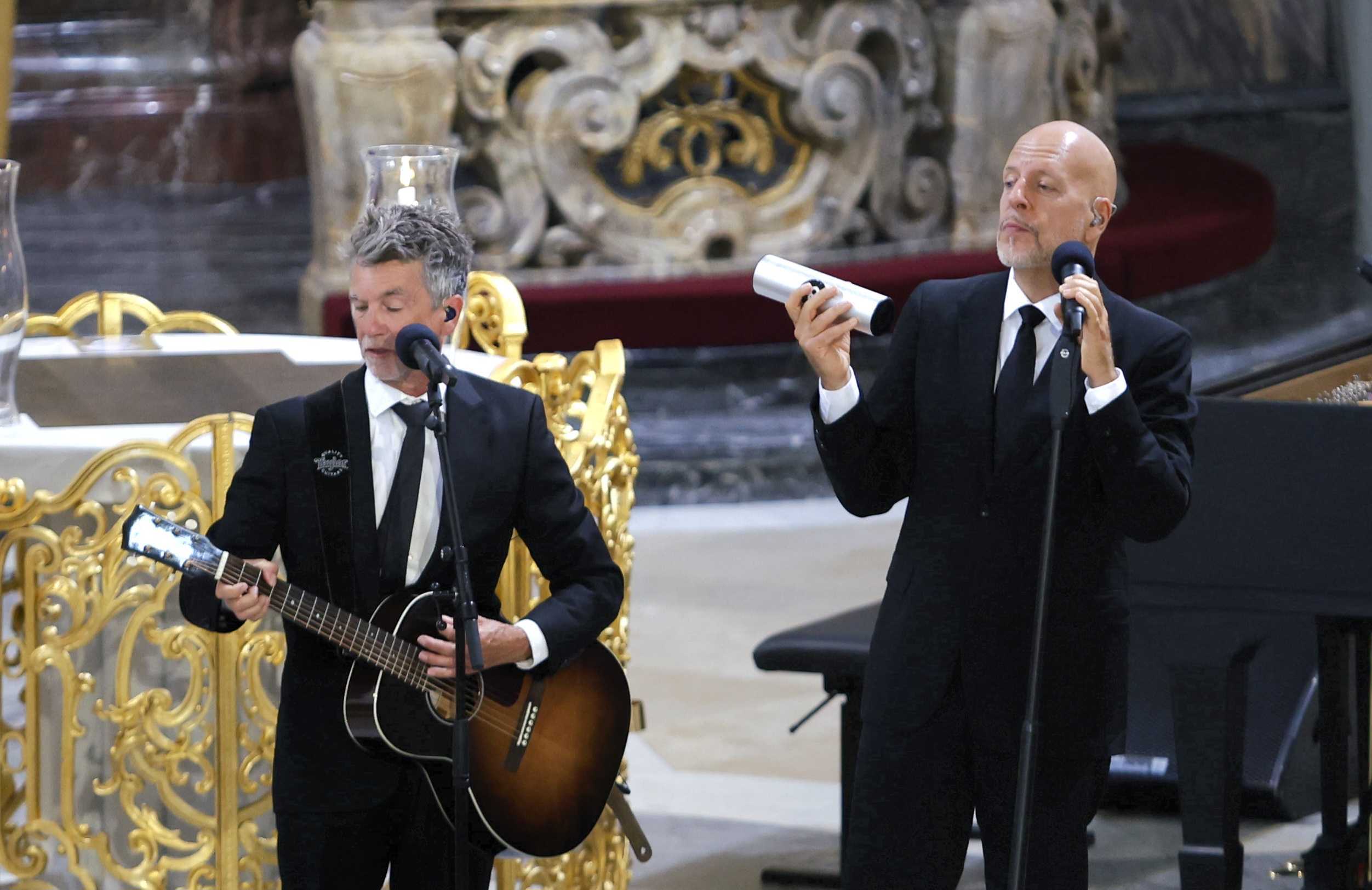 Lotto King Karl singt „Hamburg meine Perle“ für den verstorbenen Carlo von Tiedemann. An der Gitarre: Jörn Heilbut