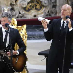 Lotto King Karl singt „Hamburg meine Perle“ für den verstorbenen Carlo von Tiedemann. An der Gitarre: Jörn Heilbut