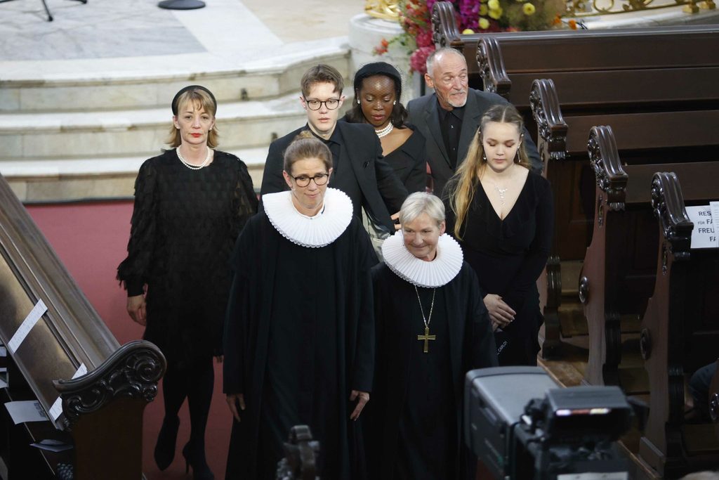 Tiedemanns Familie verlässt die Kirche.