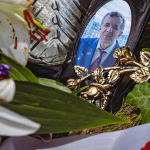 Inmitten von Blumen steht ein Foto von Miroslaw Grudzinski, dem Hot Dog-Mann vom Kiez, den alle nur Mirek nannten, auf dem Grab.