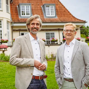 Steffen Schumann mit Filialdirektor Sven Peters (l.) im Garten des imposanten Anwesens.