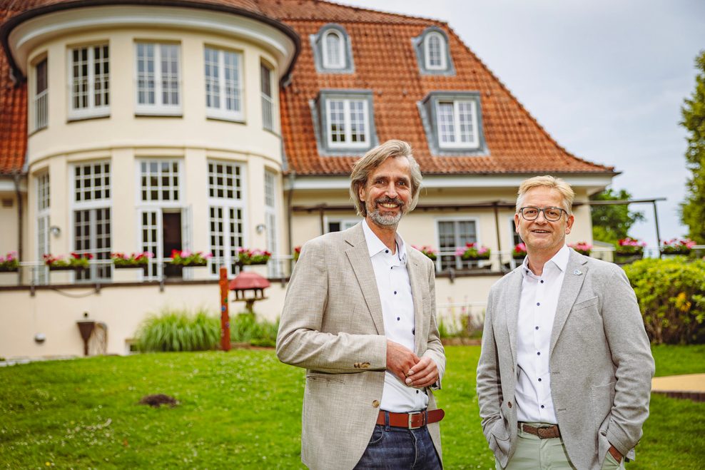 Steffen Schumann mit Filialdirektor Sven Peters (l.) im Garten des imposanten Anwesens.