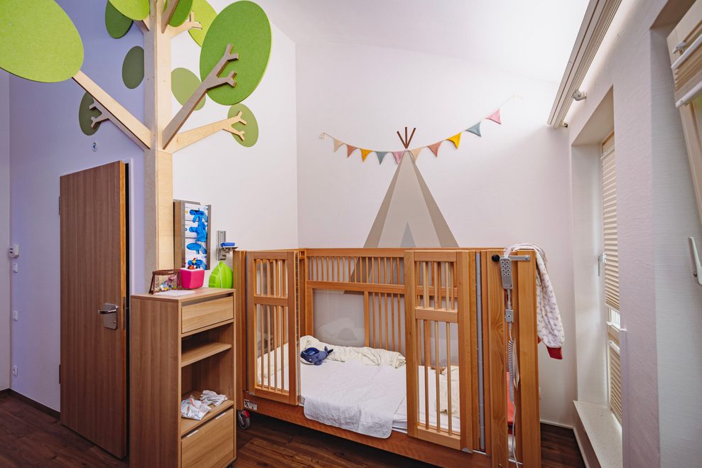 Eines der liebevoll gestalteten Patientenzimmer im „Neuen Kupferhof“.