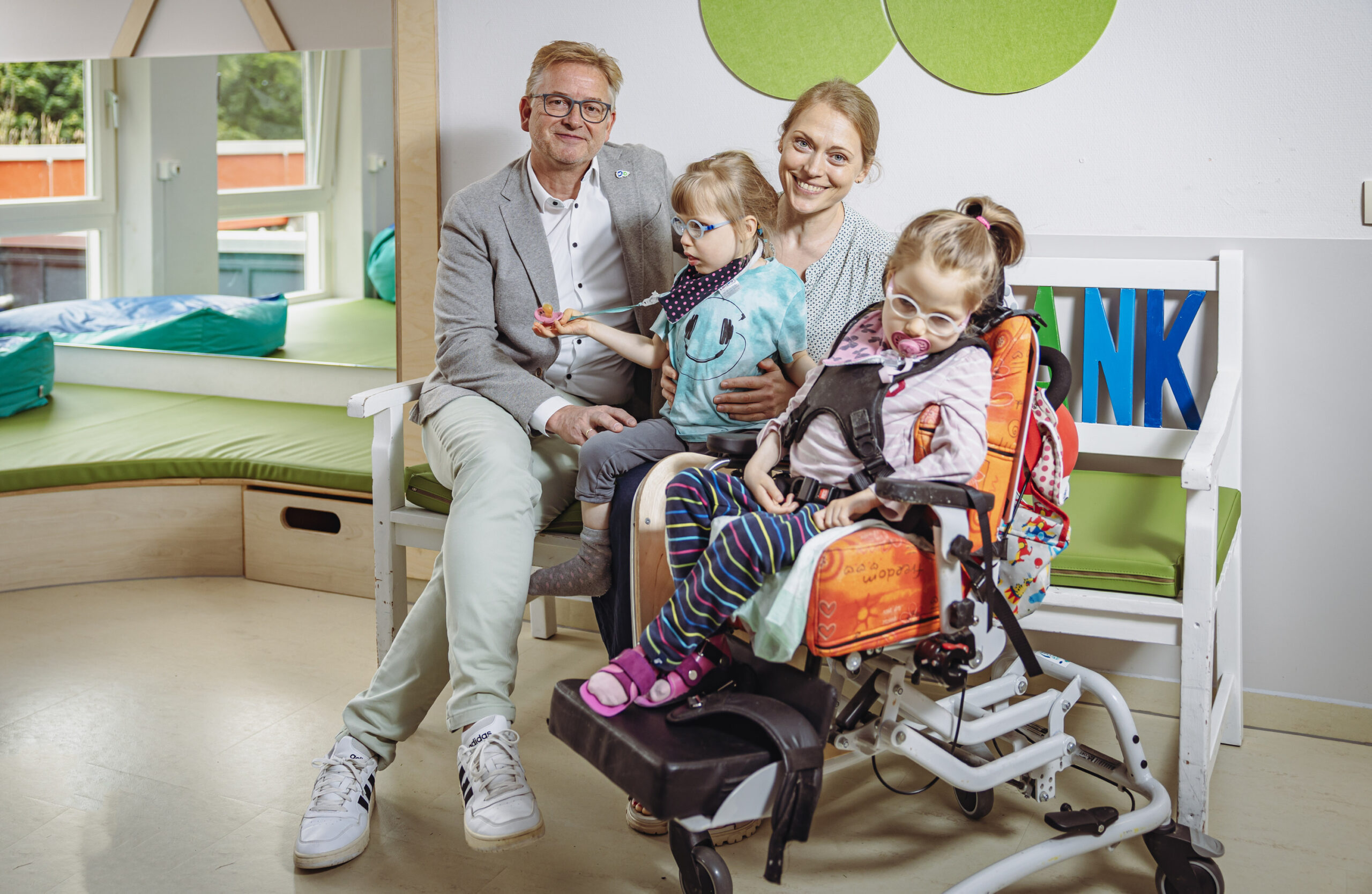 Steffen Schumann, Geschäftsführer  des „Neuen Kupferhofs“, mit Iluta Heieck und ihren Zwillingen Selma und Lara (r.).