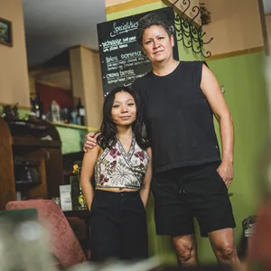 Surya Augustin steht neben ihrer zukünftigen Ausbilderin „Puk“ im Lokal „Jolie Restaurant + Cocktail & Wein“.