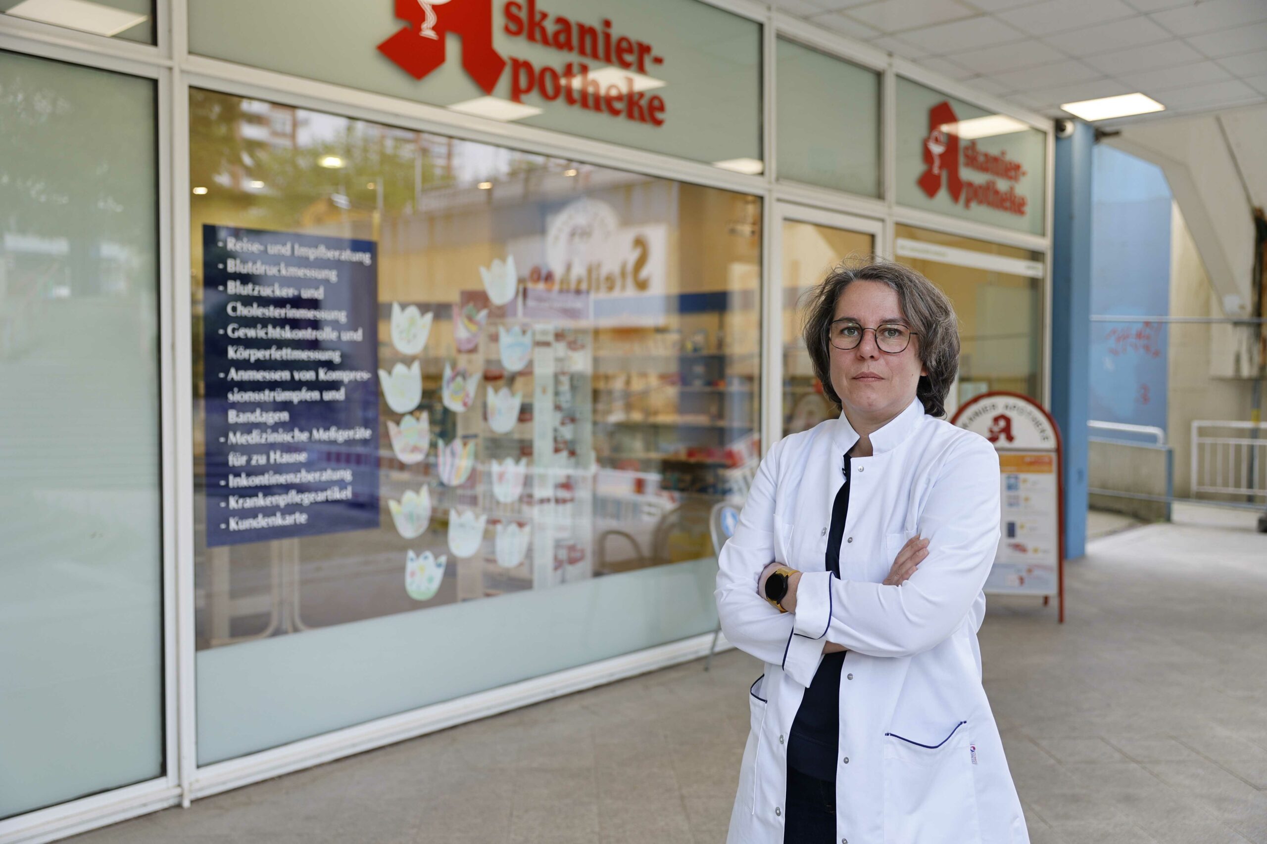 Dorothea Metzner steht vor ihrer Apotheke.