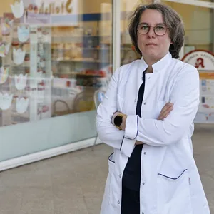Dorothea Metzner steht vor ihrer Apotheke.