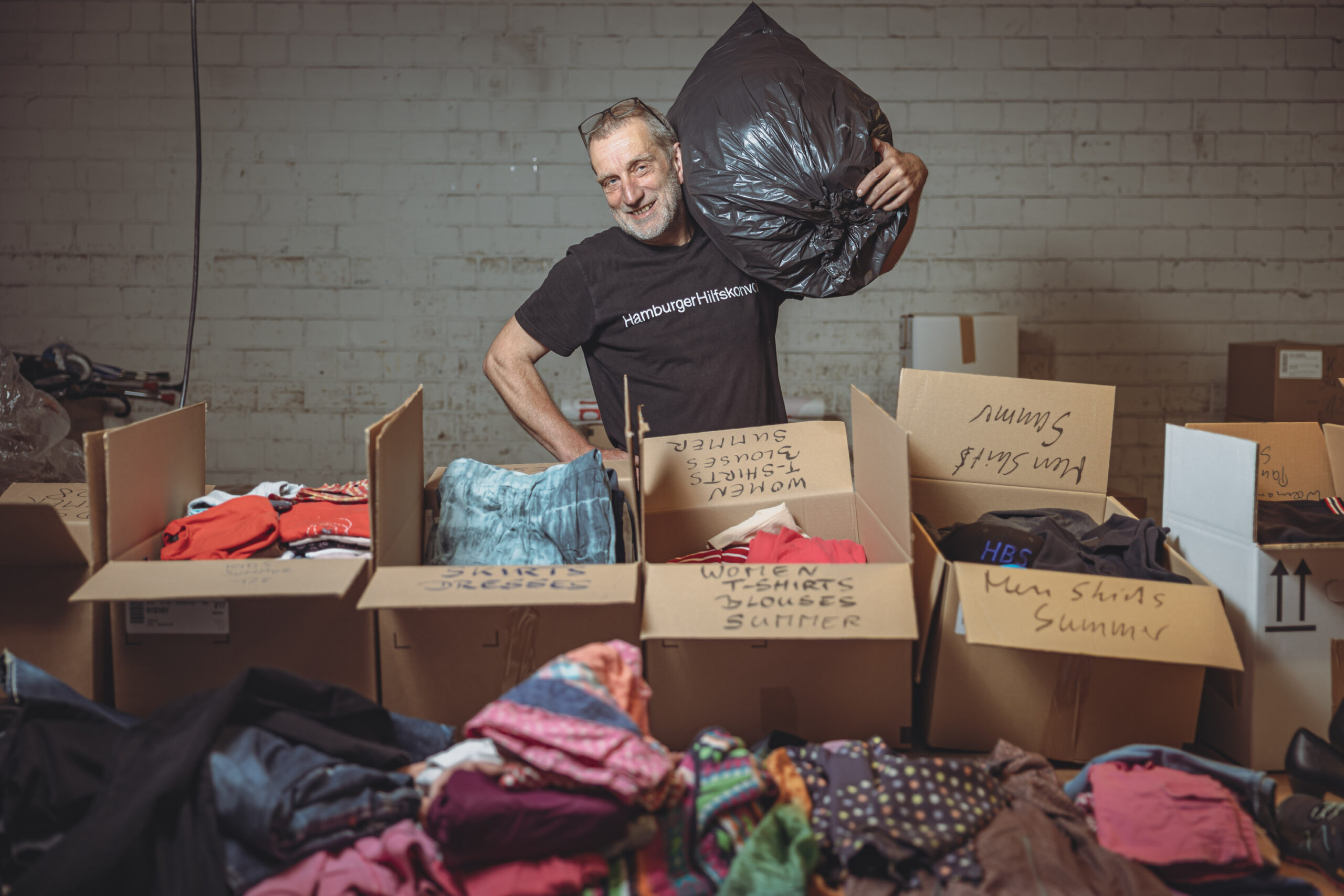 Hier wird gesammelt, sortiert und verpackt: Christian Großeholz (58) sitzt mit seinem Verein „Hamburger Hilfskonvoi“ im Zentrum für Soziallogistik an der Schnackenburgallee.