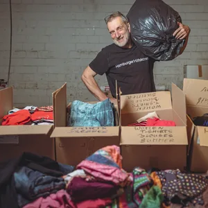 Hier wird gesammelt, sortiert und verpackt: Christian Großeholz (58) sitzt mit seinem Verein „Hamburger Hilfskonvoi“ im Zentrum für Soziallogistik an der Schnackenburgallee.