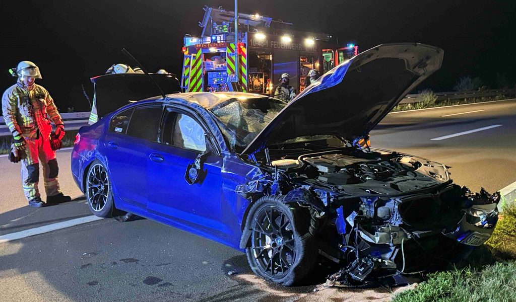 Raserunfall-auf-Autobahn-bei-Hamburg-vier-Verletzte-berall-Tr-mmerteile