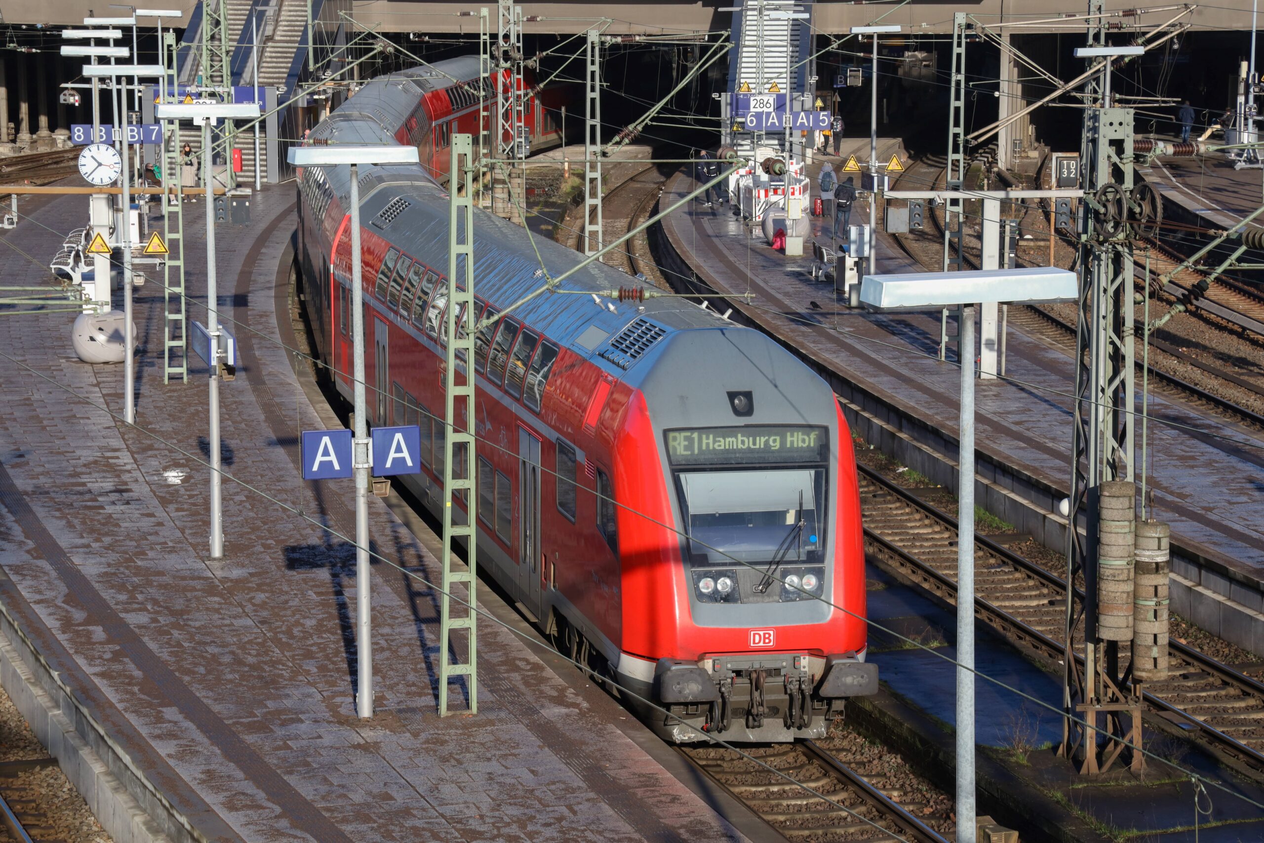 Ein RE1 am Hamburger Hauptbahnhof (Archivbild).