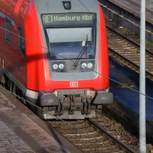 Ein RE1 am Hamburger Hauptbahnhof (Archivbild).