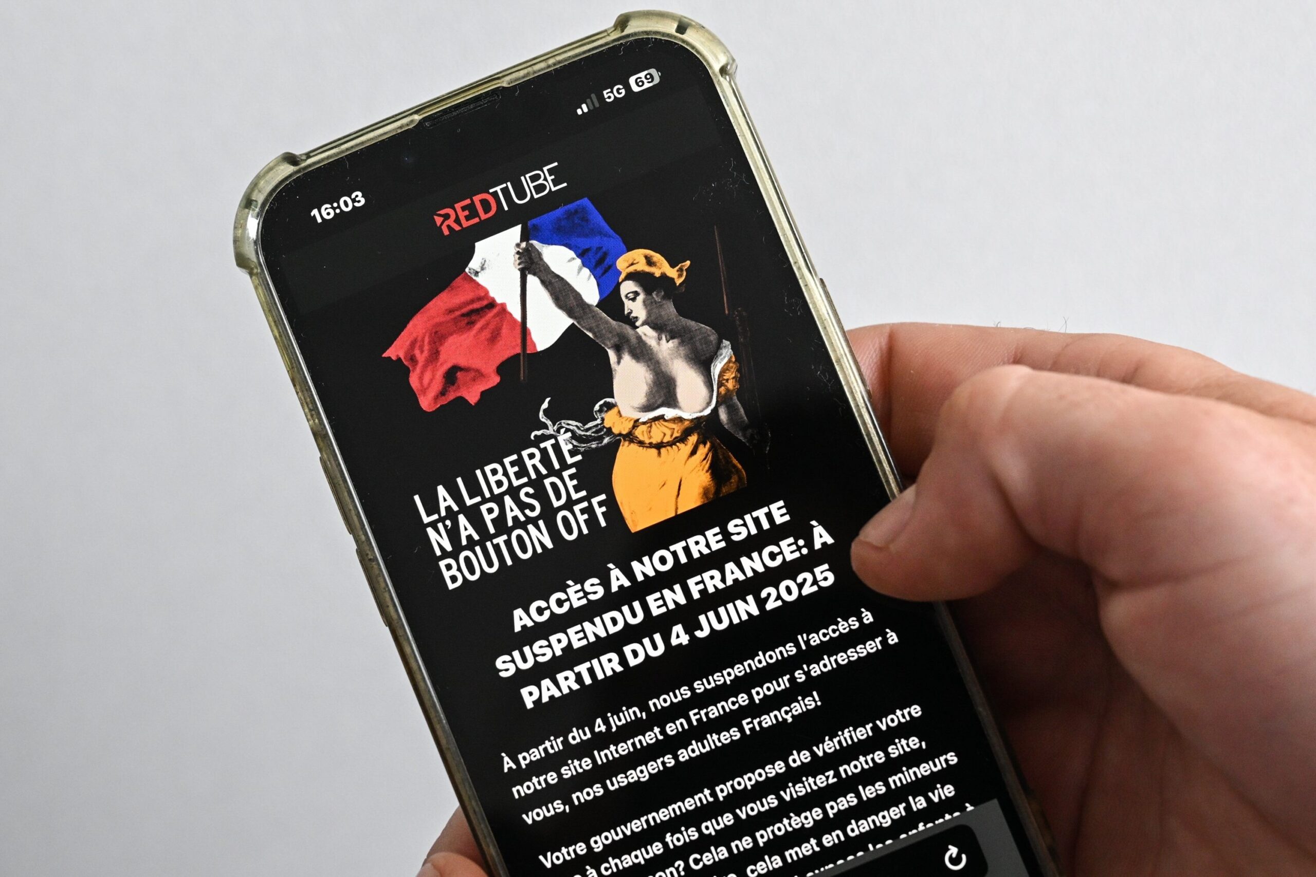 Anfang Juni hatte Aylo, der Konzern hinter Sex-Seiten wie Pornhub und RedTube Inhalte blockiert und stattdessen eine Stellungnahme zu der Alterskontrolle veröffentlicht.