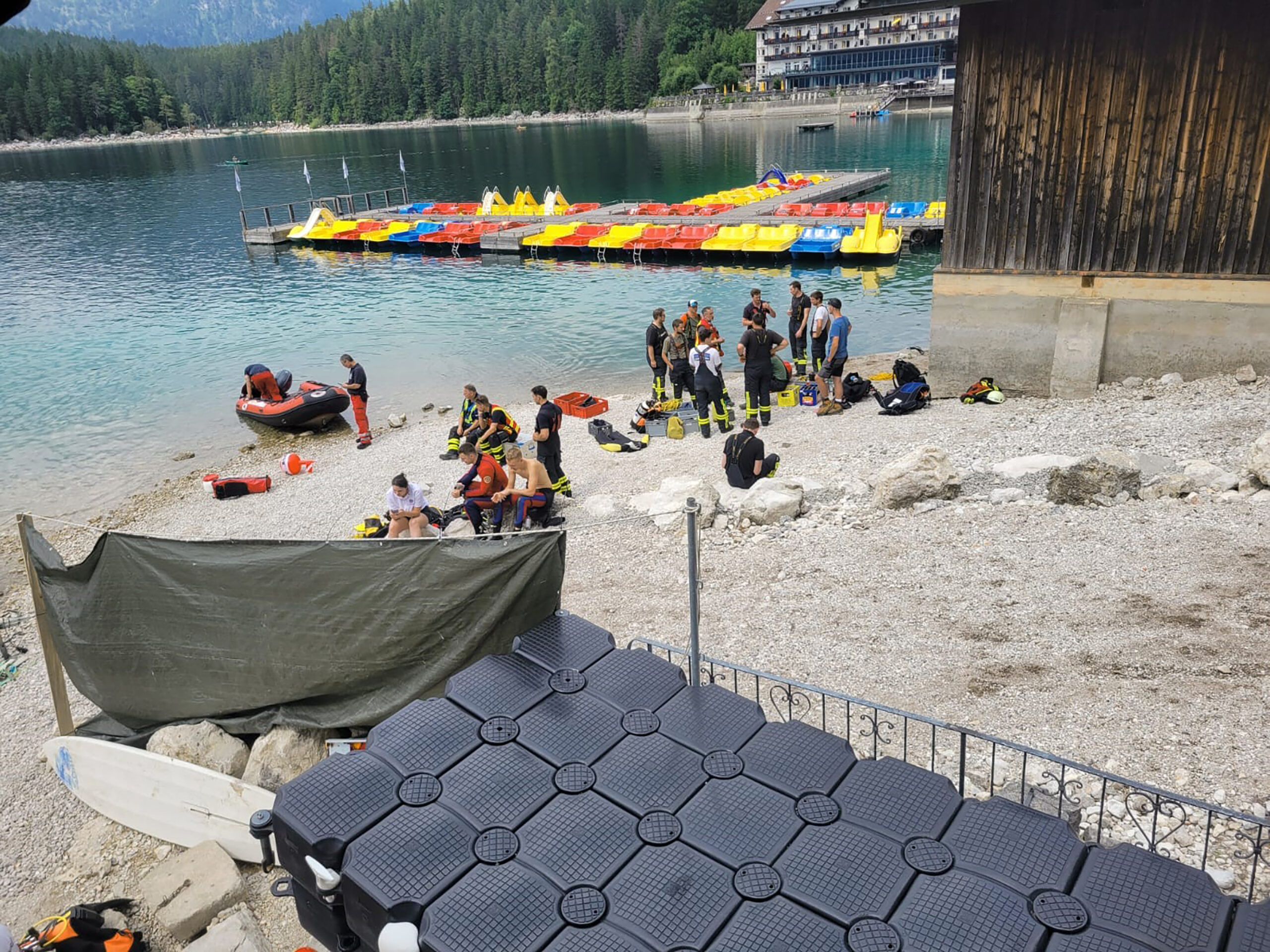 Rettungskräfte am Ufer des Eibsees in Bayern.