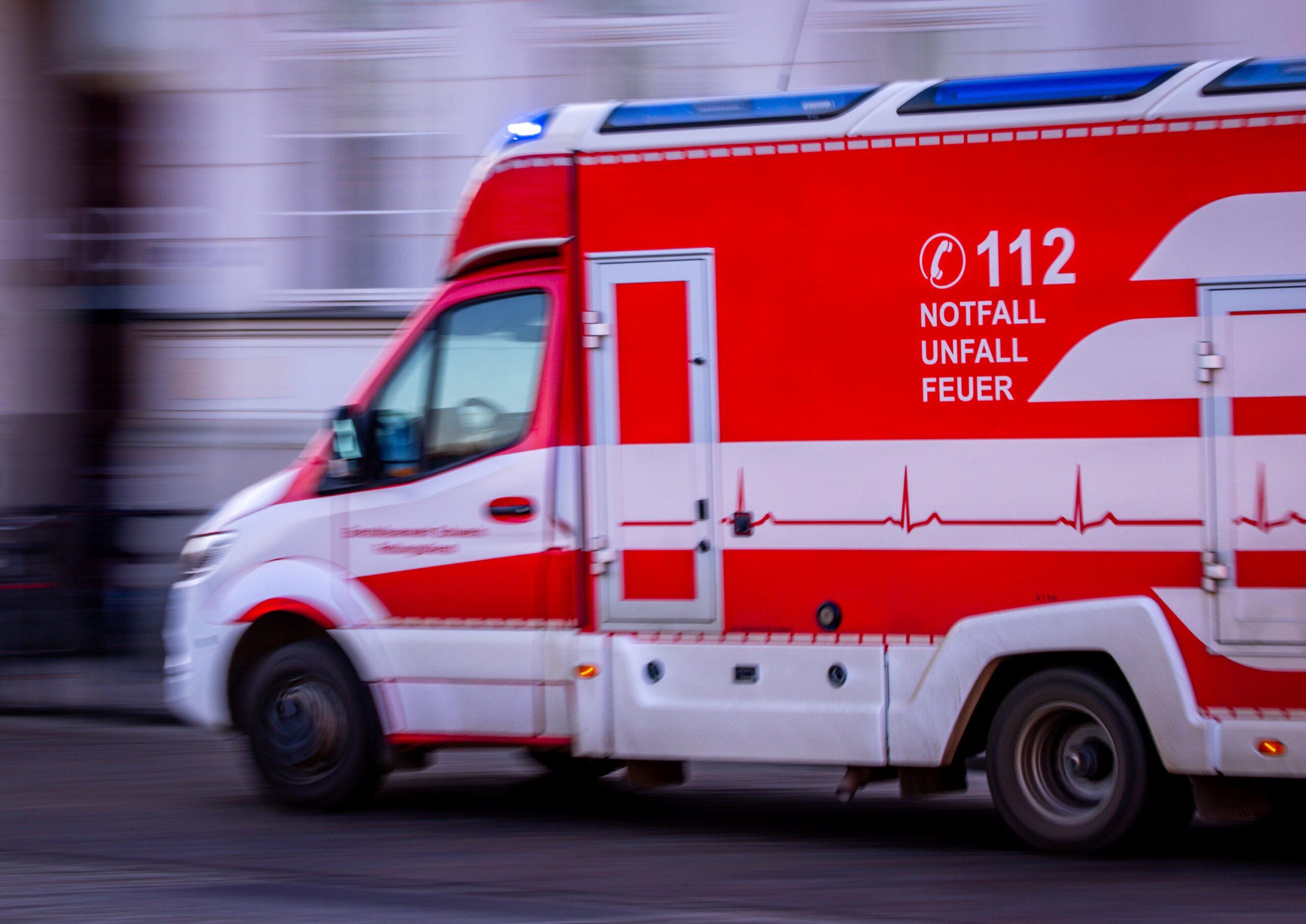 Rettungswagen im Einsatz (Symbolbild).