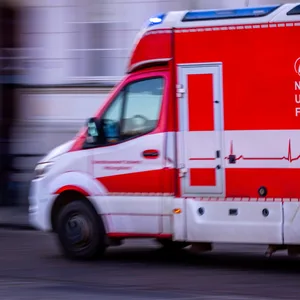 Rettungswagen im Einsatz (Symbolbild).
