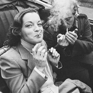 Romy Schneider mit Vadim Glowna 1976 am Set des deutsch-französischen Filmdramas „Gruppenbild mit Dame“