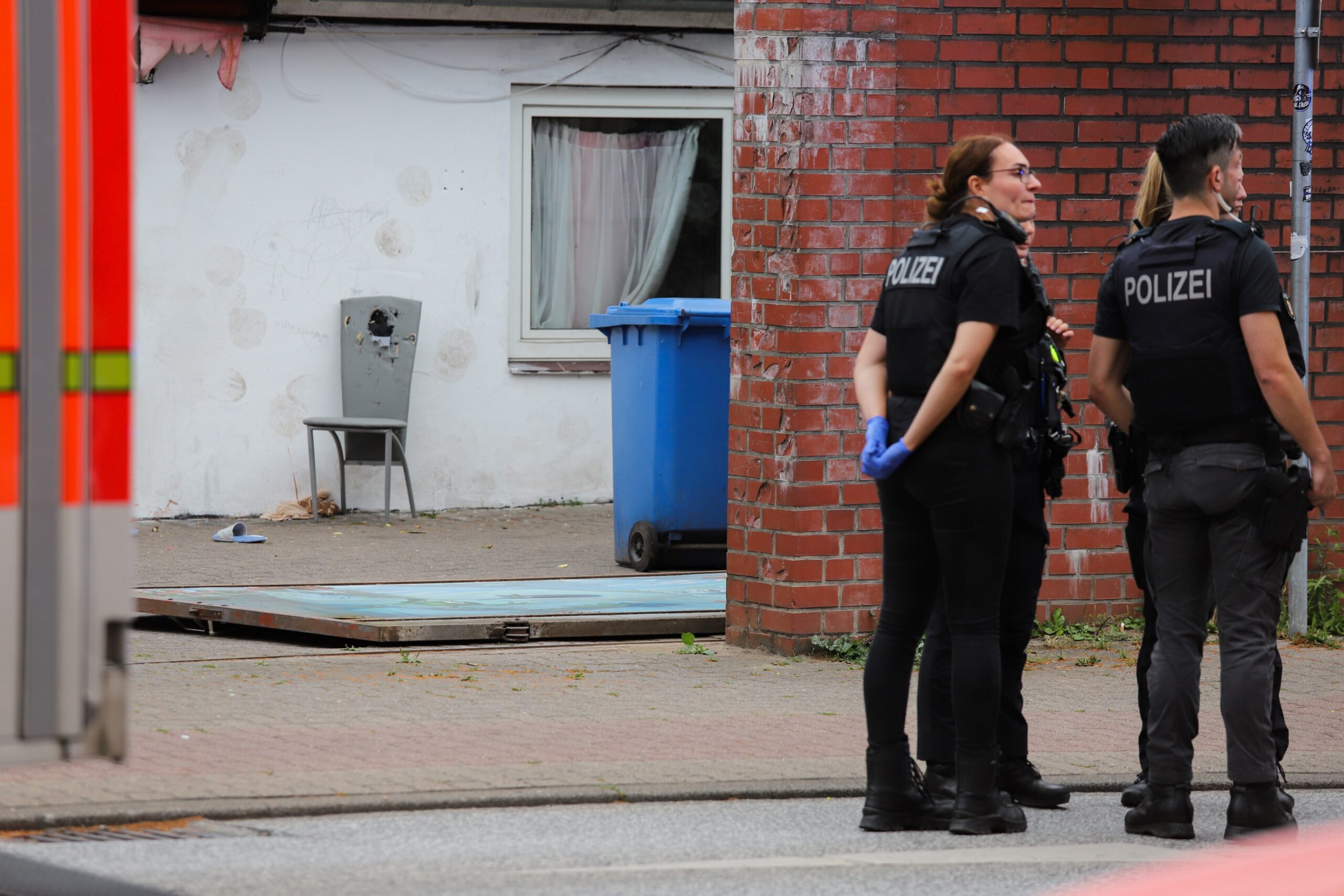 Das umgekippte Rolltor an der Schaumburgerstraße in Pinneberg.