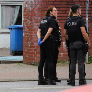 Das umgekippte Rolltor an der Schaumburgerstraße in Pinneberg.