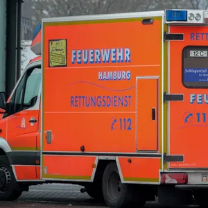 Frau fahrt eigenen Ehemann beim Einparken an und verletzt ihn