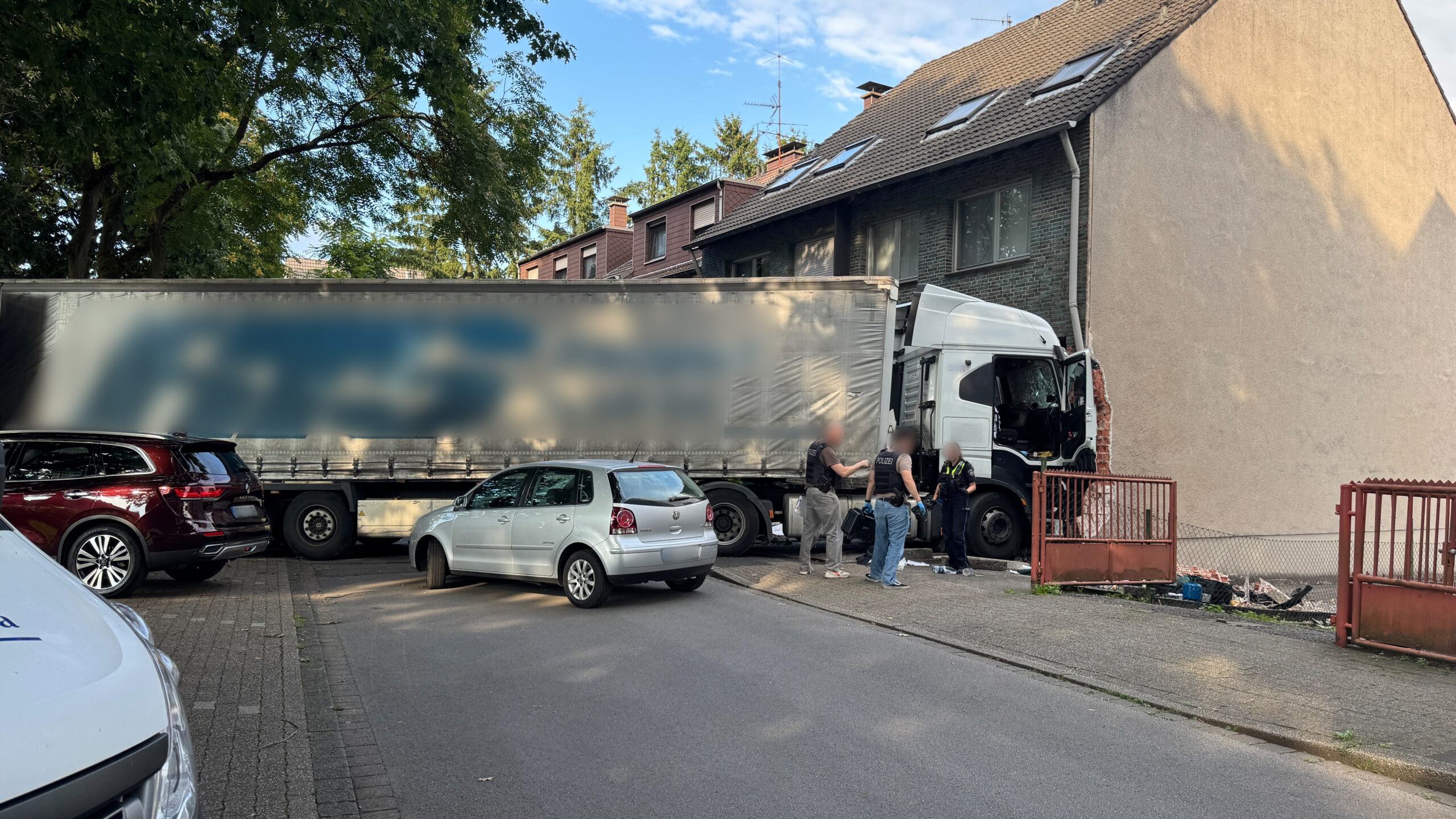 Zwei Menschen kamen ums Leben, als dieser Sattelzug in ein Wohnhaus in Oberhausen krachte.
