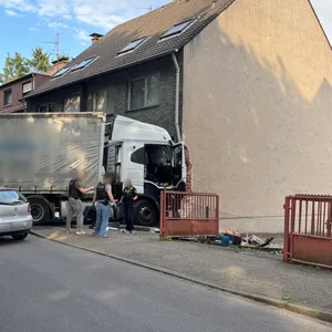 Zwei Menschen kamen ums Leben, als dieser Sattelzug in ein Wohnhaus in Oberhausen krachte.