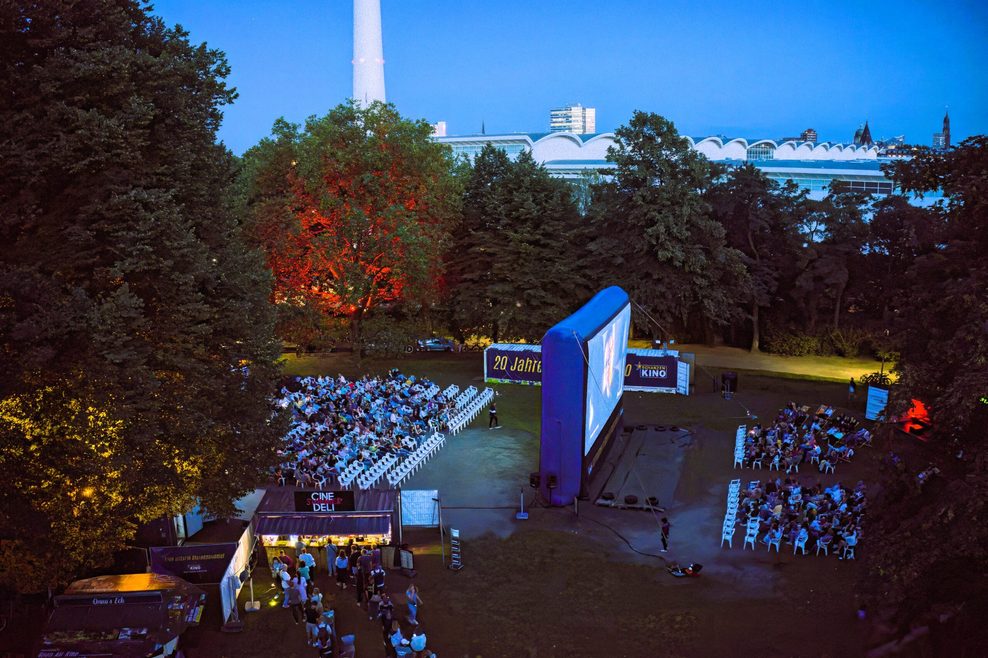 Luftaufnahme vom Schanzenkino, mit der Doppelleinwand in der Mitte