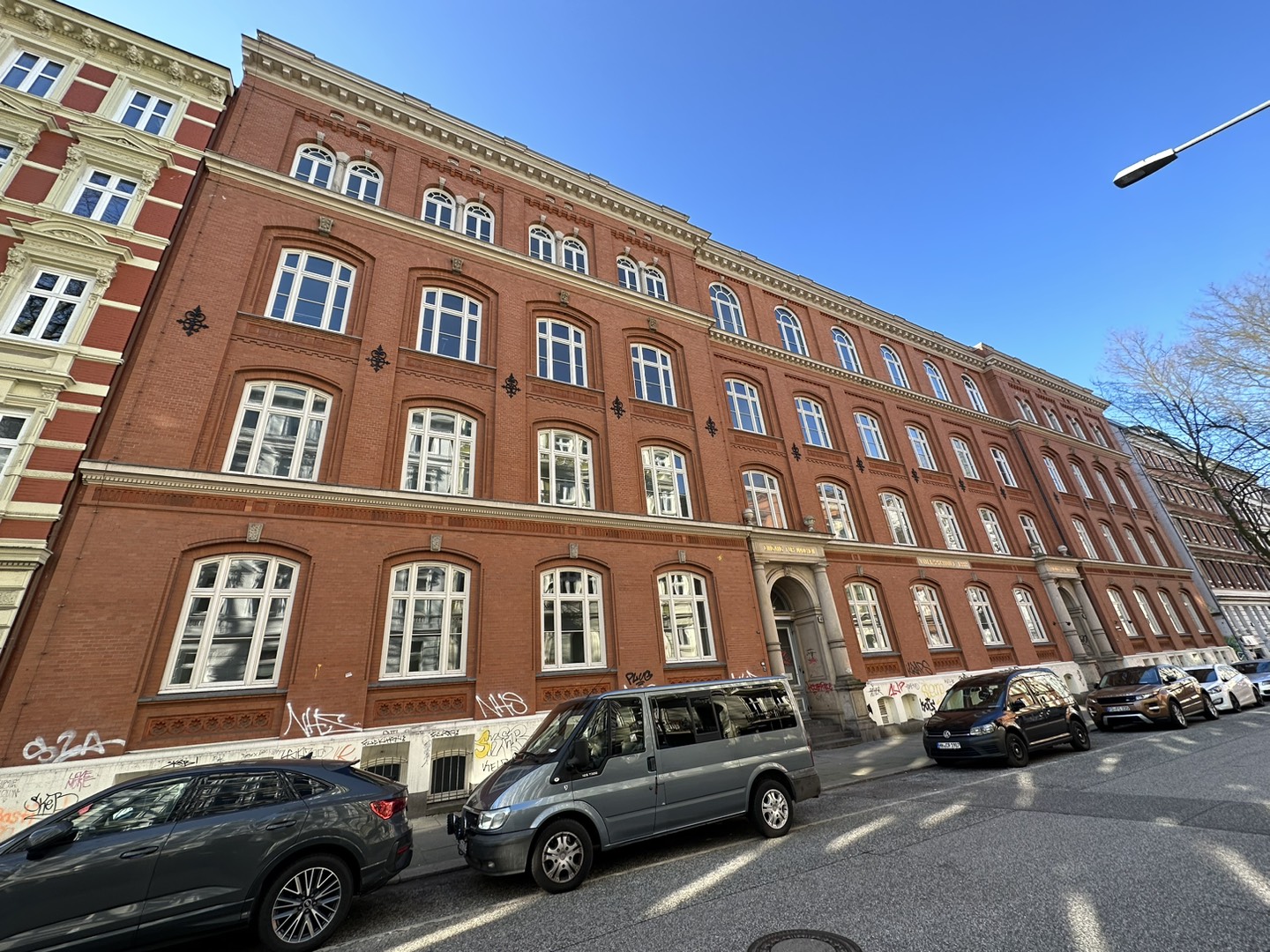Die denkmalgeschützte Alte Schule in der Seilerstraße 41/43 in Hamburg-St. Pauli.
