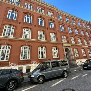 Die denkmalgeschützte Alte Schule in der Seilerstraße 41/43 in Hamburg-St. Pauli.
