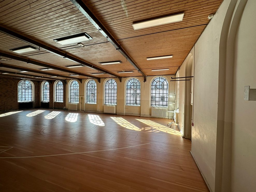 Das viergeschossige Schulgebäude verfügt über rund 2300 m² Bürofläche.