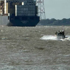 Großeinsatz an der Elbe: Mann schwimmt in Fahrwasser und ist plötzlich verschwunden