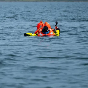 Schwimmweste im Wasser