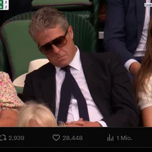 Dieses Bild geht viral: Hugh Grant döst beim Wimbledon-Turnier mal kurz weg.
