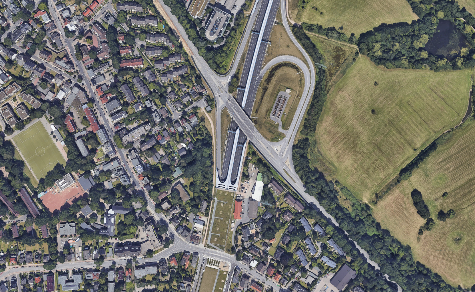 Von dieser Brücke über die A7 sollen die Jugendlichen Gegenstände auf die Autobahn geschmissen haben.