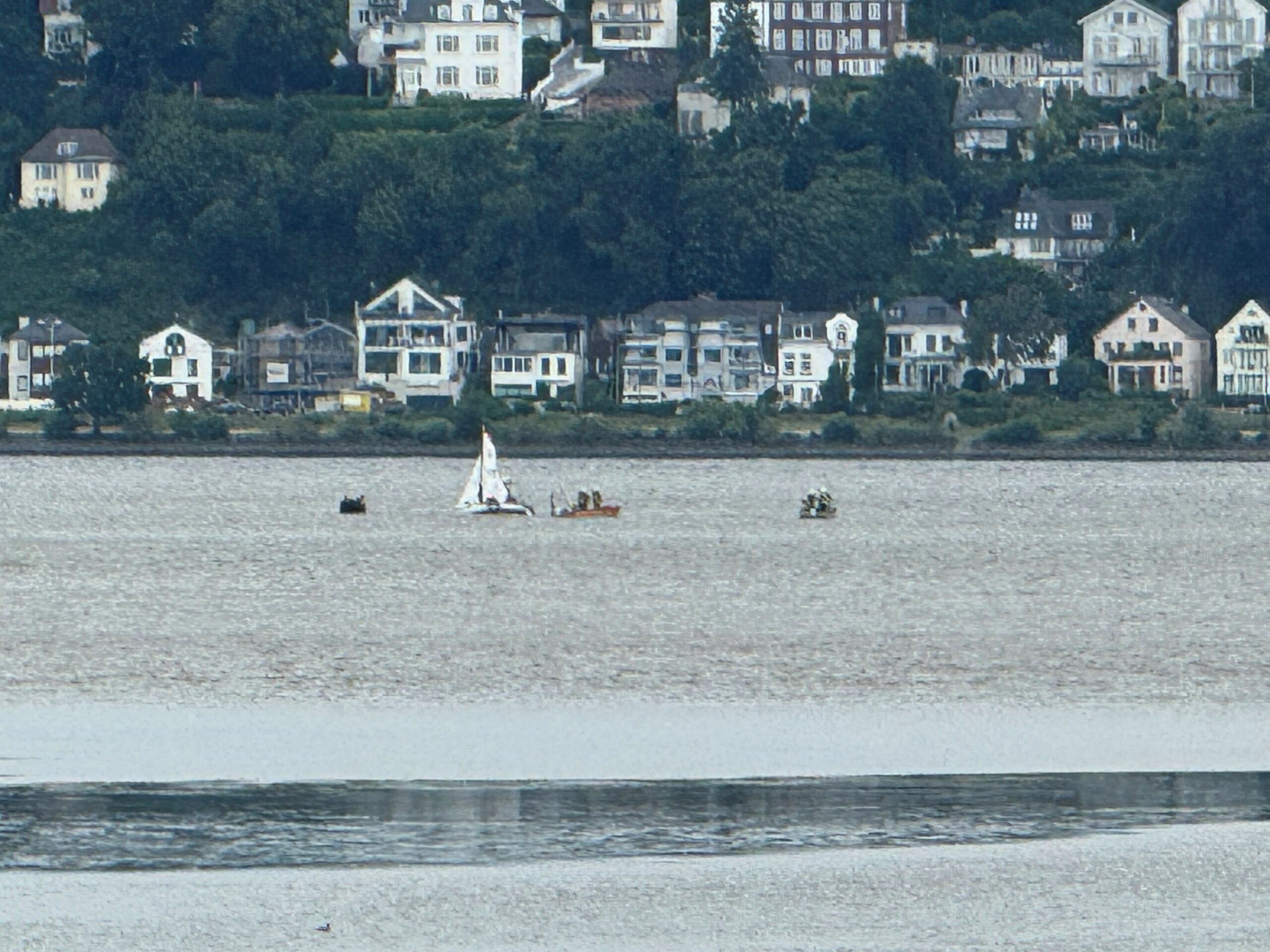 Ein plötzlicher Windstoß brachte die Jolle auf der Elbe vor Hamburg-Blankenese zum Kentern.
