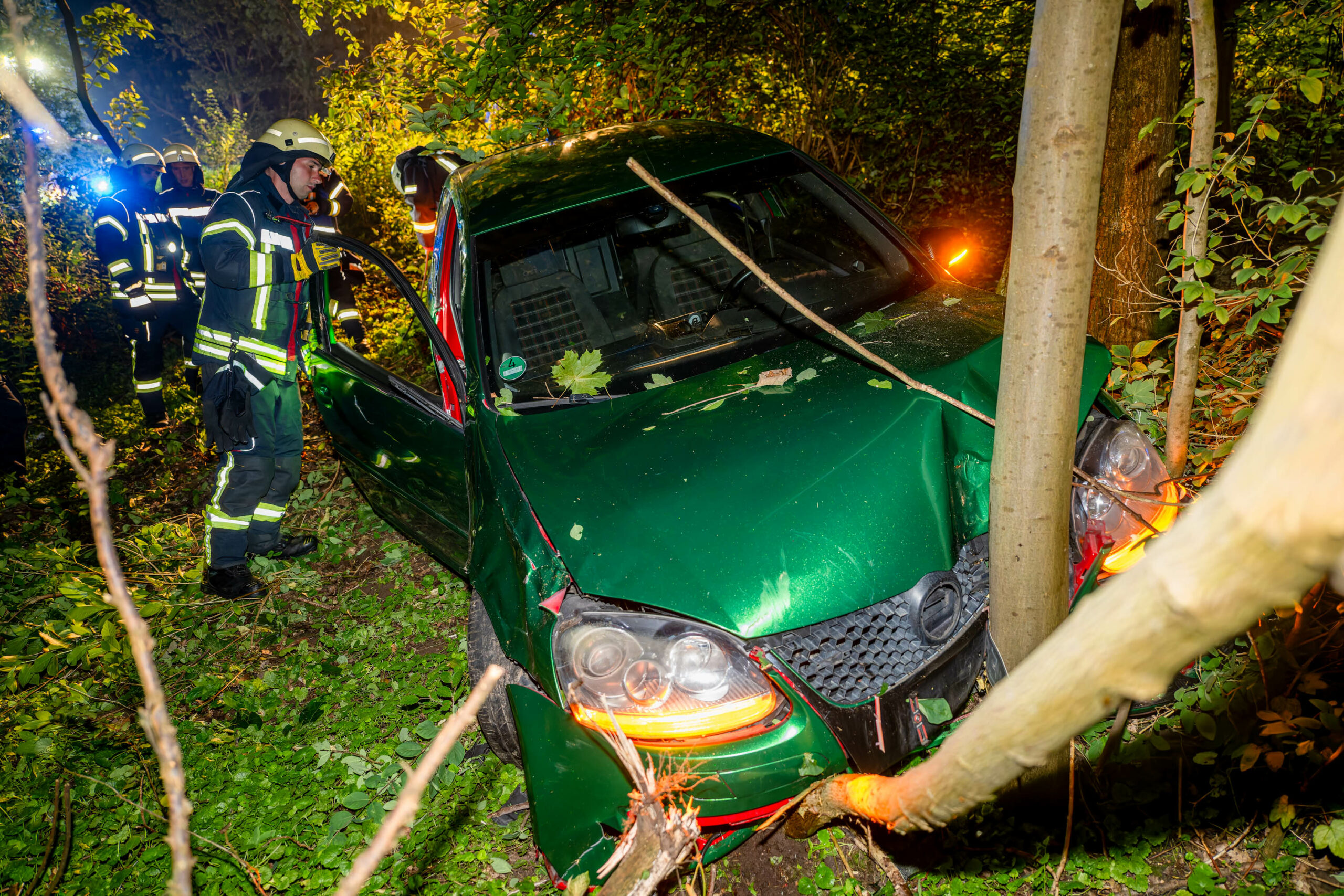 Schwerer Unfall im Norden – Feuerwehr hat Probleme das verunfallte Auto im Wald zu entdecken