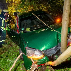 Schwerer Unfall im Norden – Feuerwehr hat Probleme das verunfallte Auto im Wald zu entdecken