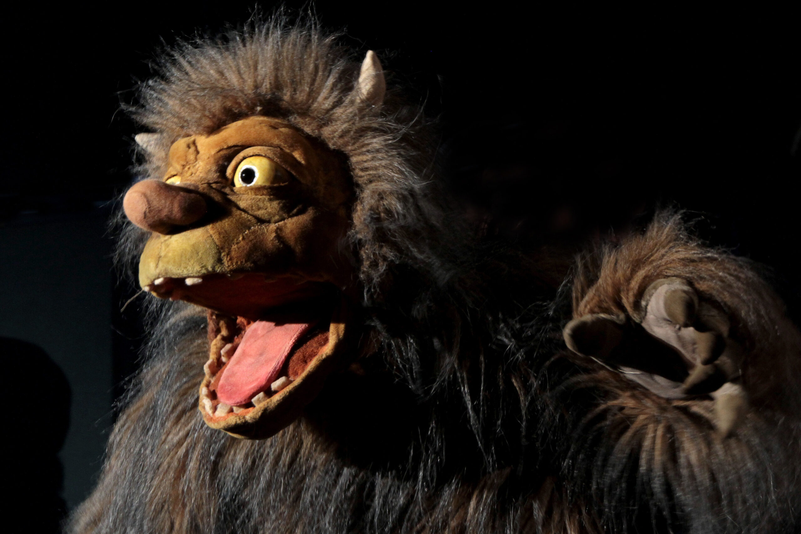 Die Figur eines Monsters mit Hörnern