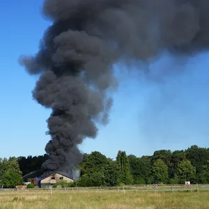 Bereits aus der Ferne waren dichte schwarze Rauchwolken zu sehen.
