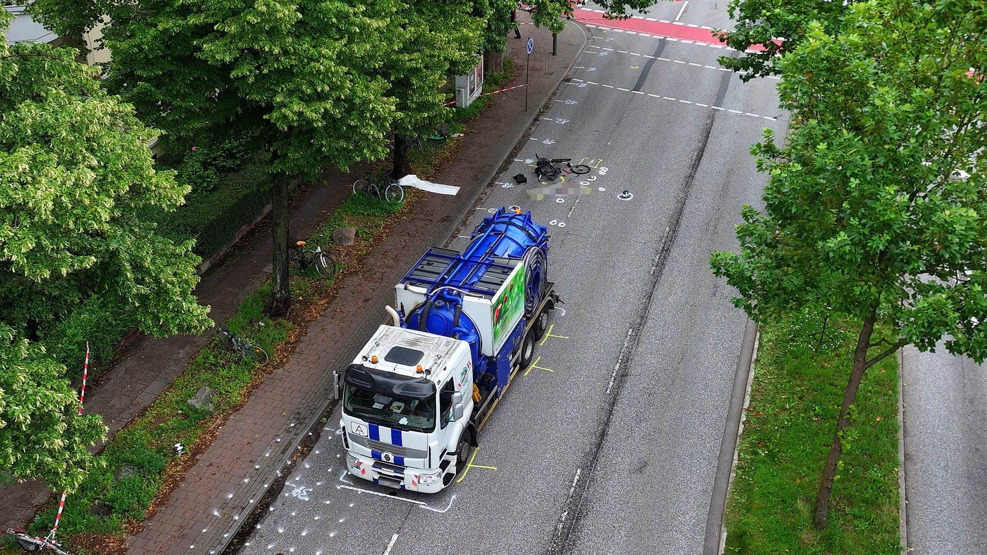 Die Unfallstelle aus der Vogelperspektive: Der Laster kam erst mehr als 30 Meter nach der Kreuzung zum Stehen.