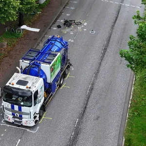 Die Unfallstelle aus der Vogelperspektive: Der Laster kam erst mehr als 30 Meter nach der Kreuzung zum Stehen.