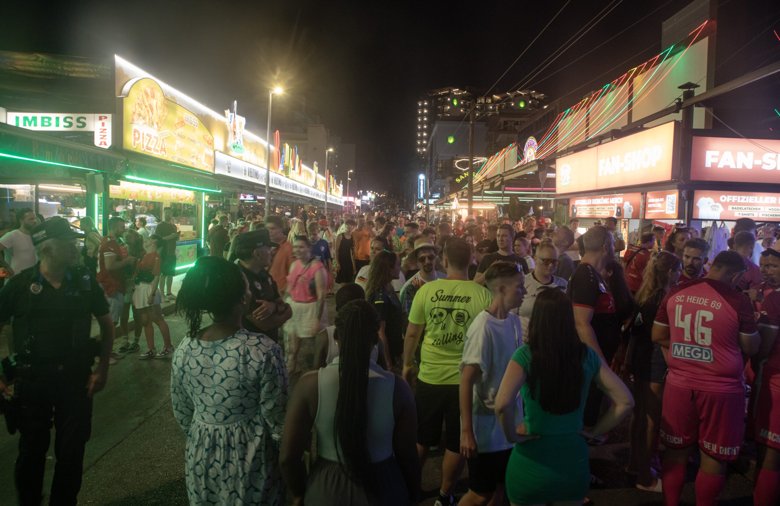 Palma: Menschen in der Schinkenstraße am Strand von Arenal auf Mallorca in einer Sommernacht.