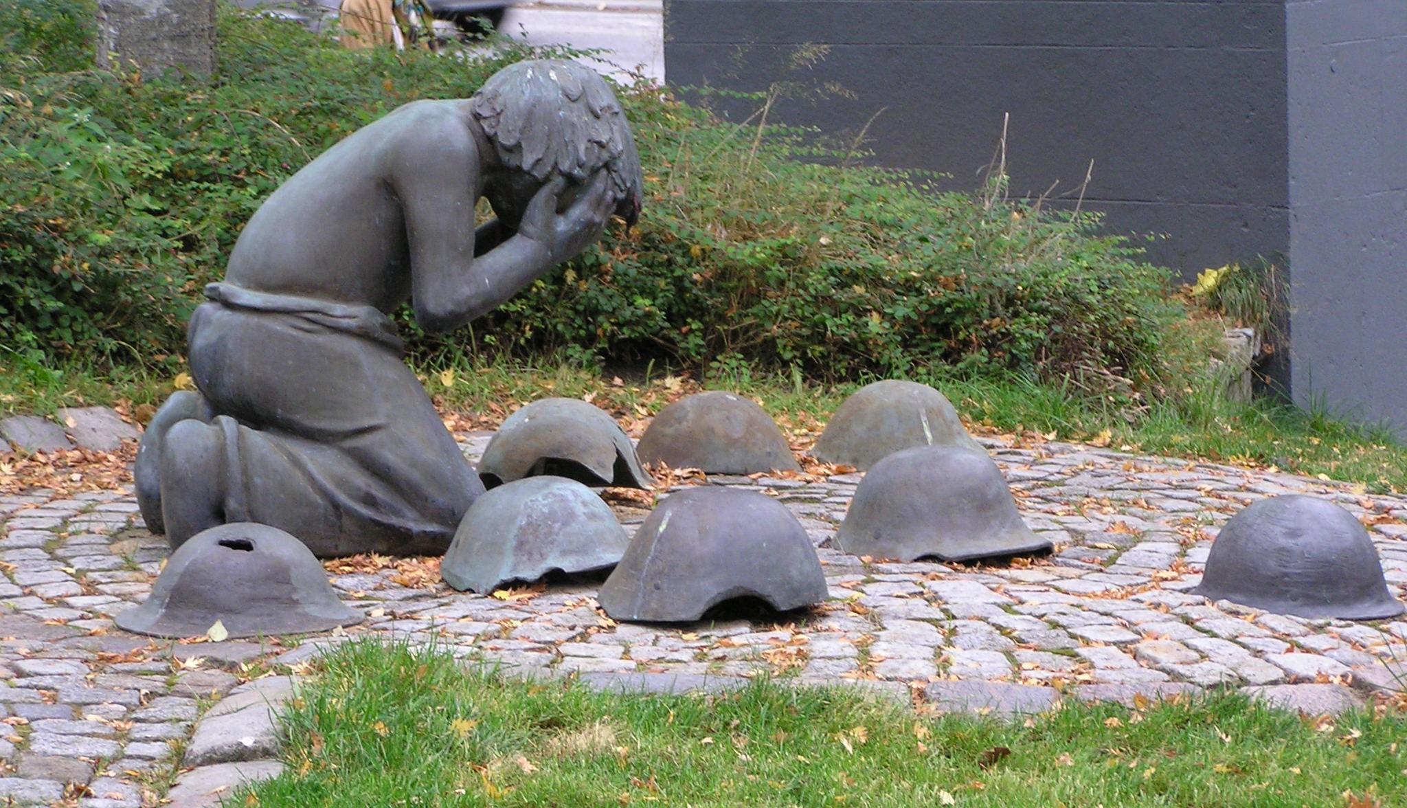 Trauerndes Kind Bronze Harburg