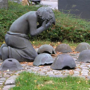 Trauerndes Kind Bronze Harburg