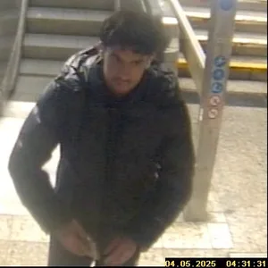 Polizei fahndet nach einem Mann der im Mai dieses Jahres eine Frau in sexueller Absicht angefallen haben soll